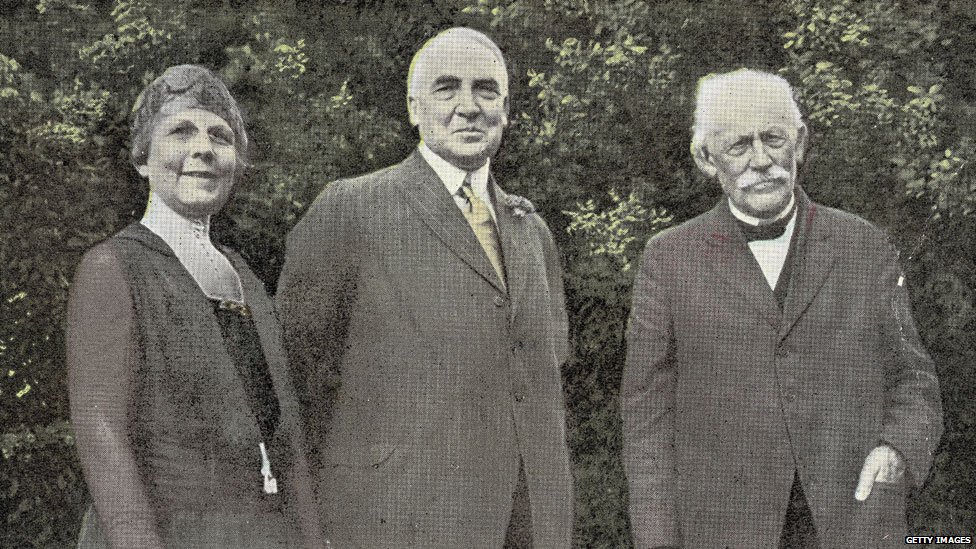 Уоррен Дж. Хардинг в окружении своей жены Флоренс Хардинг и отца доктора Джорджа Т. Хардинга,