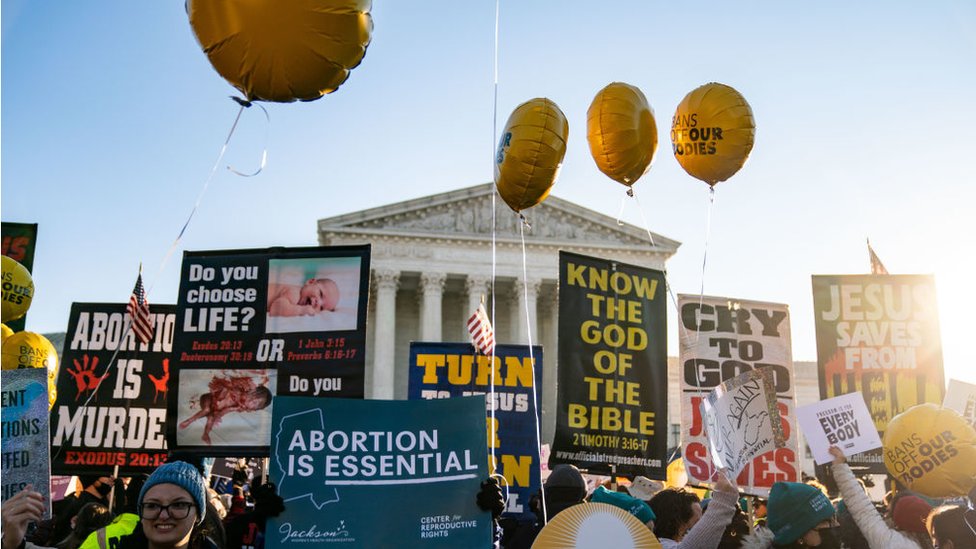 Defensores del derecho al aborto y manifestantes contra el aborto se manifiestan frente a la Corte Suprema de los Estados Unidos Corte Suprema de los Estados Unidos.