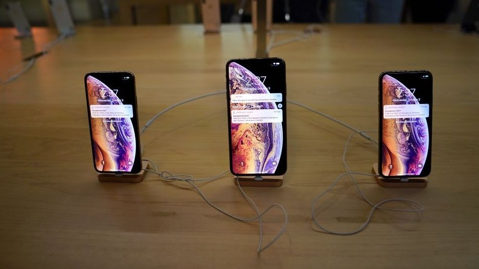 Incluso los teléfonos en exhibición en la tienda de Apple en la estación central de Nueva York recibieron el alerta.