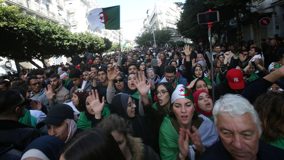 Демонстранты выкрикивают лозунги во время акции протеста против отклонения президентских выборов в Алжире, Алжир, 12 декабря 2019 г.