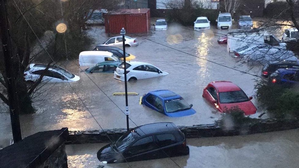 Затопленные автомобили в Llanrwst