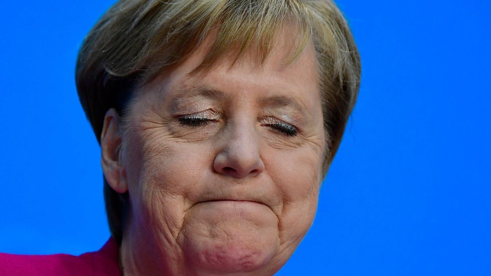 Канцлер Германии Ангела Меркель закрывает глаза на пресс-конференции 29 октября