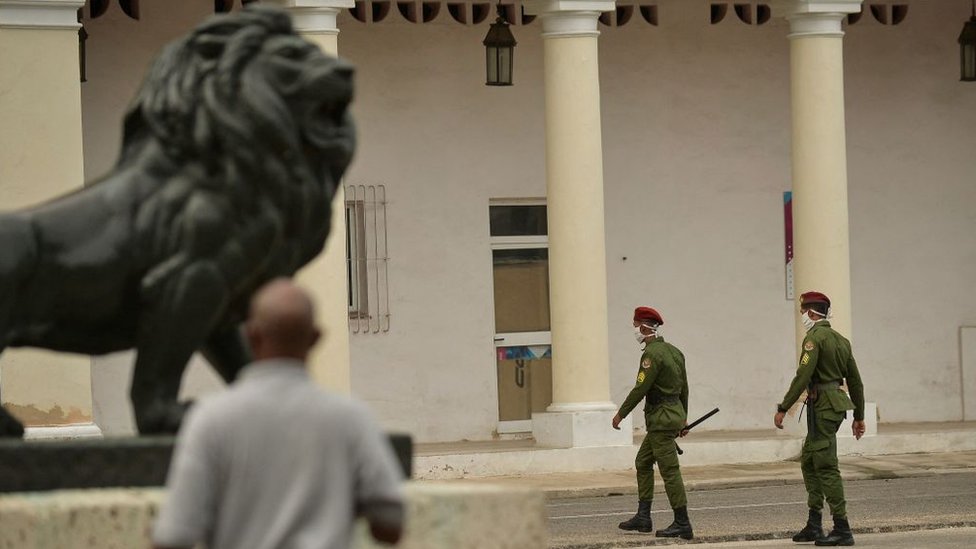 Soldados con mascarilla en La Habana
