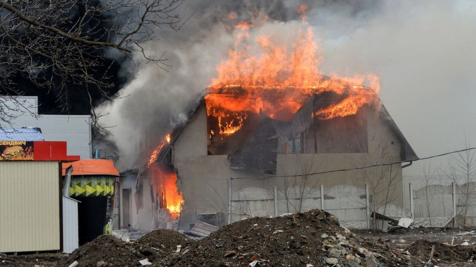 Casa en llamas en Járkiv