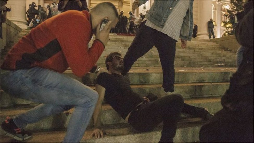 Sukob demonstranata i policije ispred Skupštine Srbije 7. jul 2020.