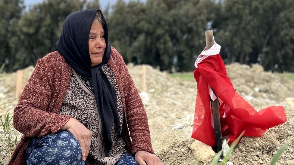فتحية كيكليك تبكي ابنها بجانب العلم التركي