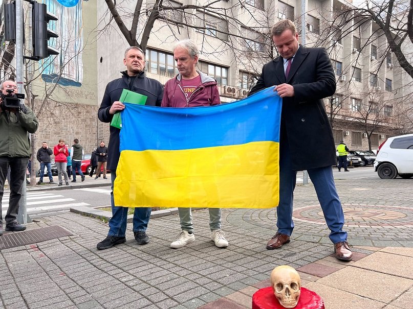 Advokat Čedomir Stojković (prvi zdesna) i aktivisti ispred ruske ambasade u Beogradu