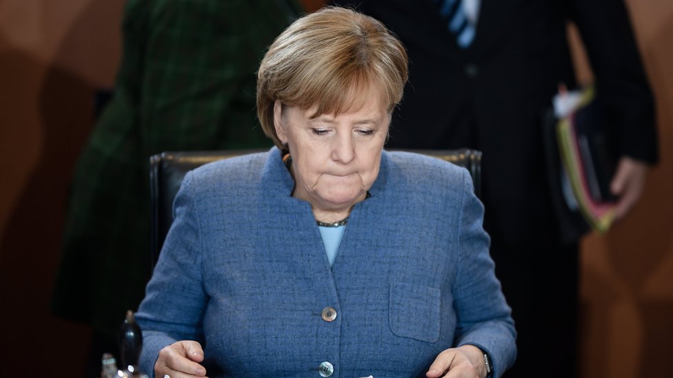 Канцлер Германии Ангела Меркель сидит во время начала еженедельного заседания Федерального кабинета министров Германии в Канцелярии в Берлине, Германия, 22 ноября 2017 года.