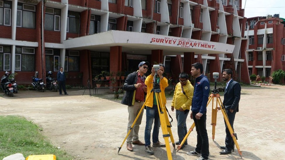 Topógrafos de Nepal chequeando sus equipos en Katmandú antes de partir hacia la cima del Everest