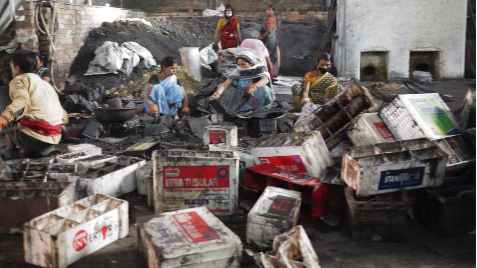 Неформальный цех по переработке аккумуляторов в штате Бихар, Индия