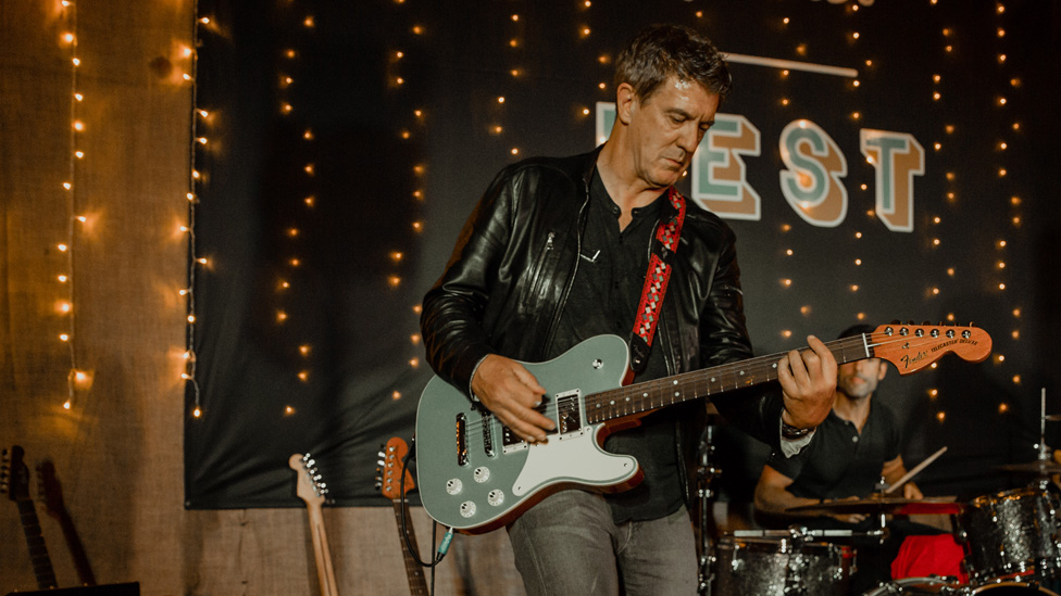 Andy Mooney tocando guitarra