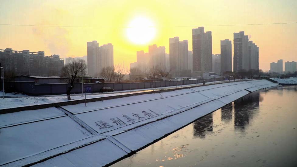 Un mensaje escrito en la nieve dice: "¡Adios Li Wenliang!"