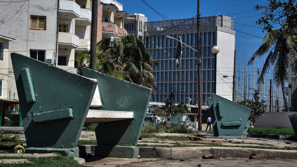 Uno de los cambios más importantes busca agilizar la obtención de la ciudadanía de los hijos de cubanos nacidos en el exterior, cuya mayoría de casos se encuentra en Estados Unidos. Bancas en La Habana