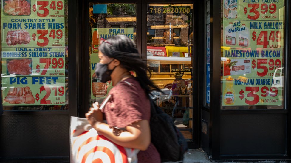 Una mujer camina frente a una tienda en Nueva York