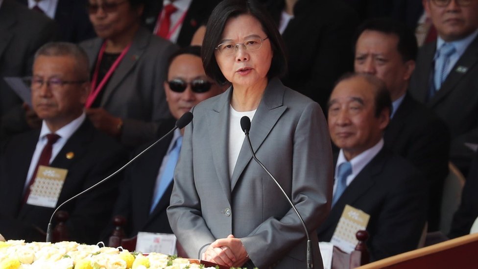 Taiwanese President Tsai Ing-wen (C)