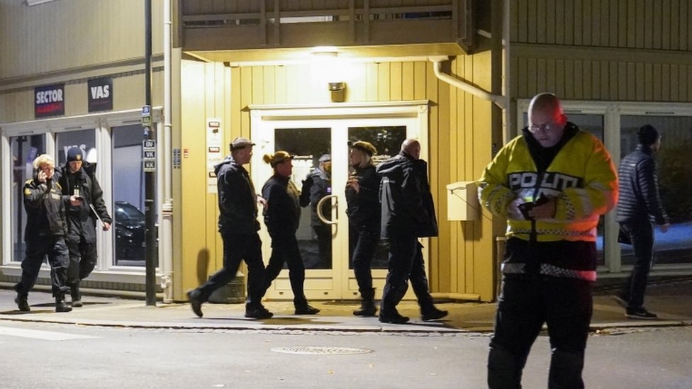الشرطة النرويجية تجمع الأدلة في مكان الحادث.