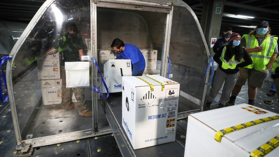 Коробки с вакциной Pfizer выгружаются из контейнеров для авиаперевозок в UPS Worldport в Луисвилле, Кентукки