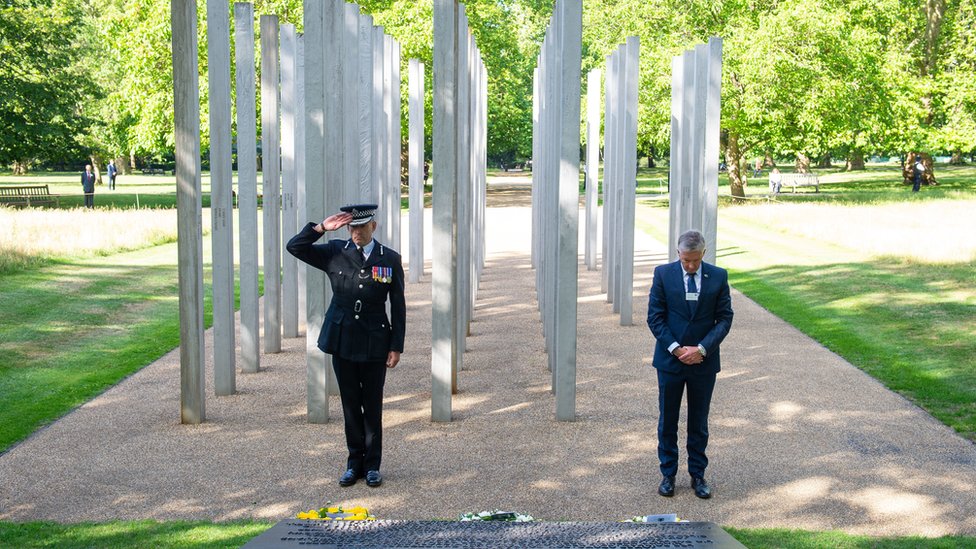 Главный констебль британской транспортной полиции Пол Кроутер (слева) и Майк Браун, комиссар транспорта Лондона возлагают венки к Лондонскому мемориалу бомбардировок i
