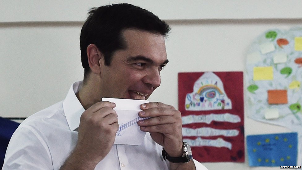Премьер-министр Греции Алексис Ципрас готовится проголосовать во время референдума в Греции в Афинах 5 июля 2015 г.