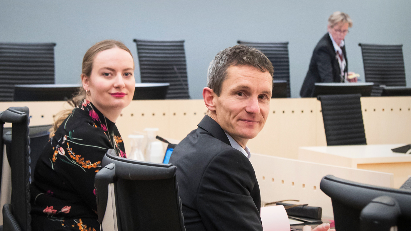 Ingrid Skjoldvaer (izq.) de Naturaleza y Juventud y el director de Greenpeace Noruega, Truls Gulowsen, en un tribunal de Oslo en 2017.