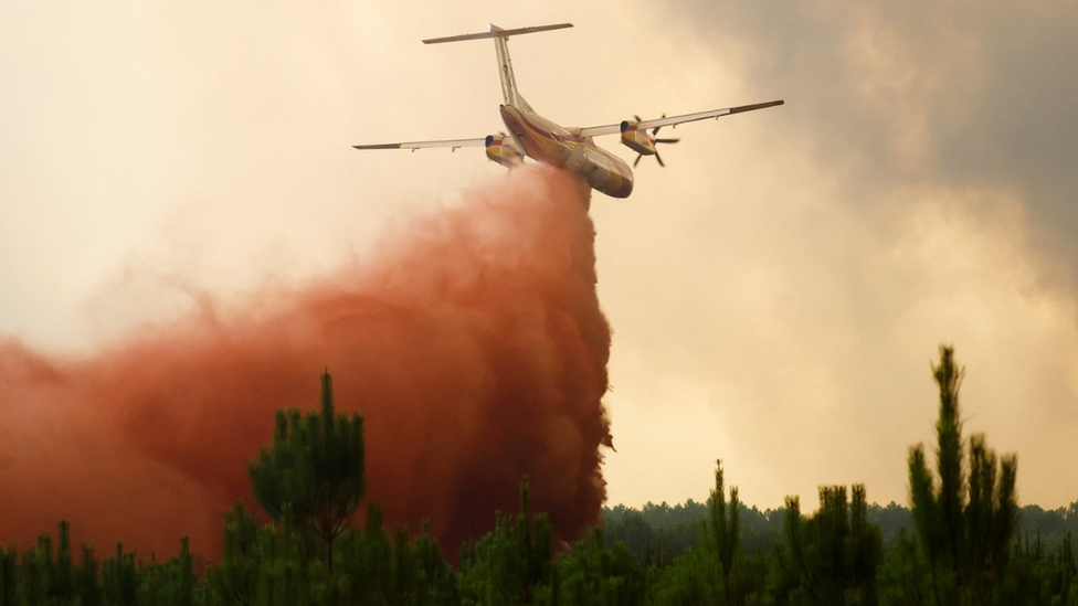 Un avión de extinción de incendios arroja retardante de llamas en el departamento de Gironda, en el suroeste de Francia. Foto: 10 de agosto de 2022