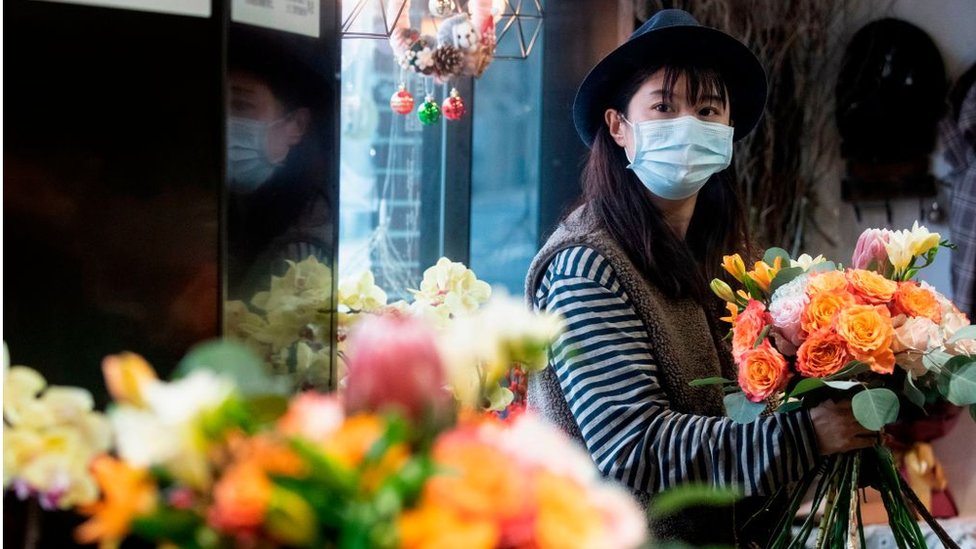 Цветочный магазин в Шанхае расставляет цветы