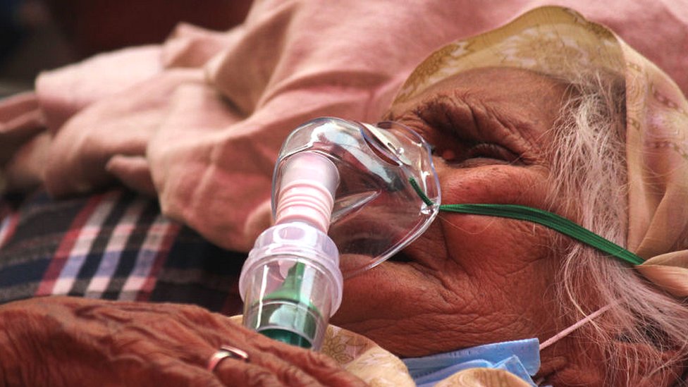 Mujer con oxígeno en India