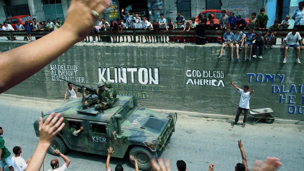 Kosovares de la etnia albanesa le dan la bienvenida a las tropas de la OTAN en 1999