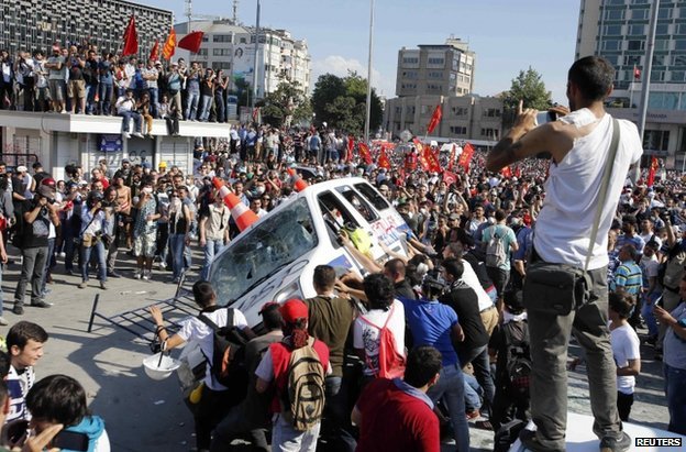 في يونيو/حزيران 2013 ، نجا أردوغان من تحدي المتظاهرين المعارضين في اسطنبول