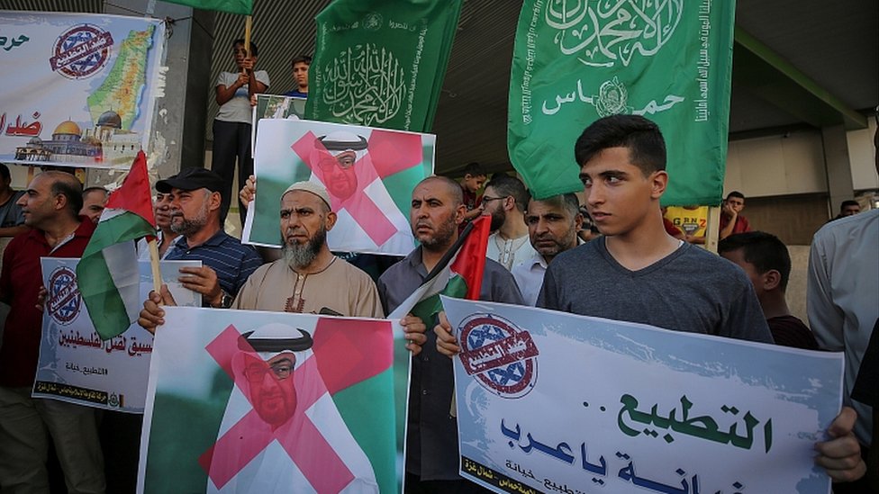 Gazze Şeridi'ndeki Filistinliler anlaşmayı protesto etti.