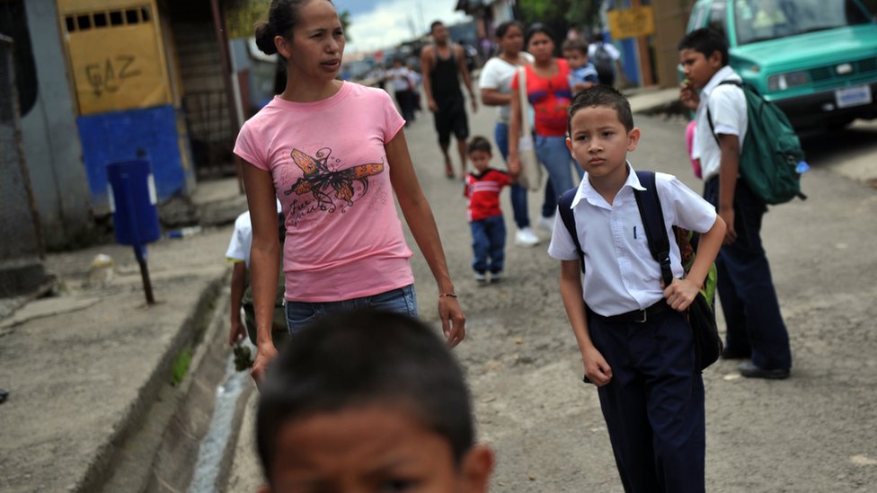 Un niño va a la escuela en Costa Rica
