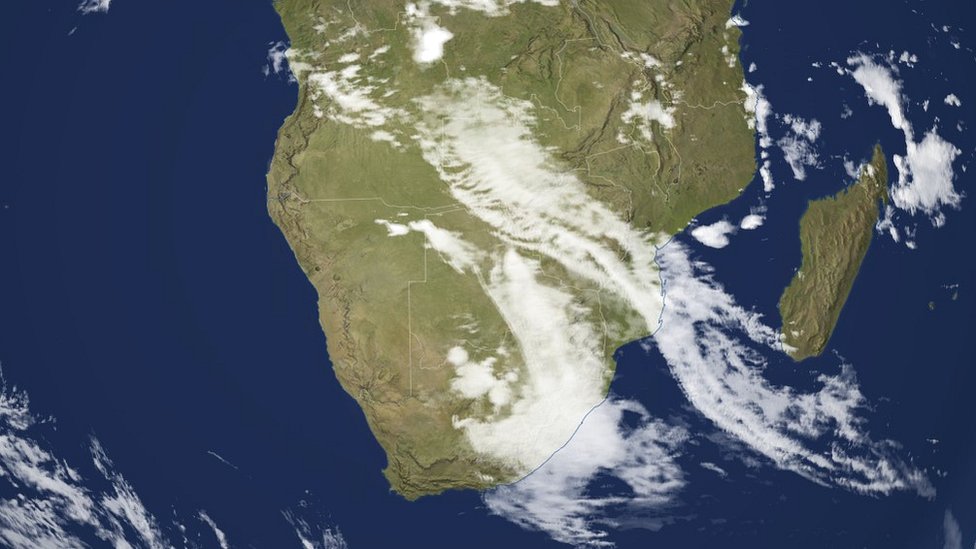صورة من الأقمار الصناعية لأحوال الطقس فوق جنوب إفريقيا في 10 أبريل/نيسان 2022