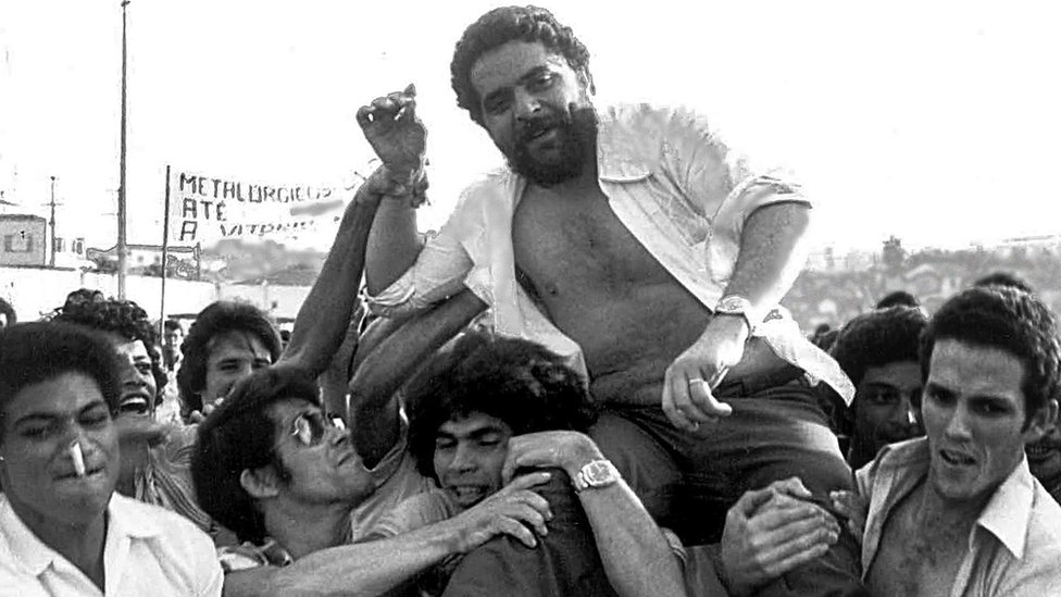 Foto mostra o então líder sindical Luiz Inácio Lula da Silva sendo carregado por apoiadores durante manifestação de metalúrgicos em 1979, em São Paulo