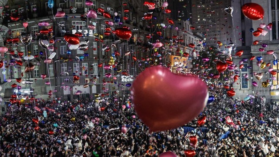 المحتفلون بالعام الجديد في شارع المشاة طريق جيانغان في 31 ديسمبر/كانون أول 2022 في ووهان، الصين