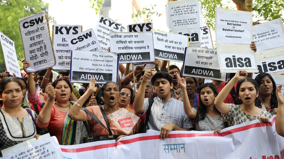 Индийские активисты держат плакаты с надписью на хинди «Правительство Индии принимает жесткие меры против насильников», протестуя против предполагаемых изнасилований, Уттар-Прадеш, Джамму и Кашмир, в Нью-Дели, Индия, 12 апреля 2018 г.