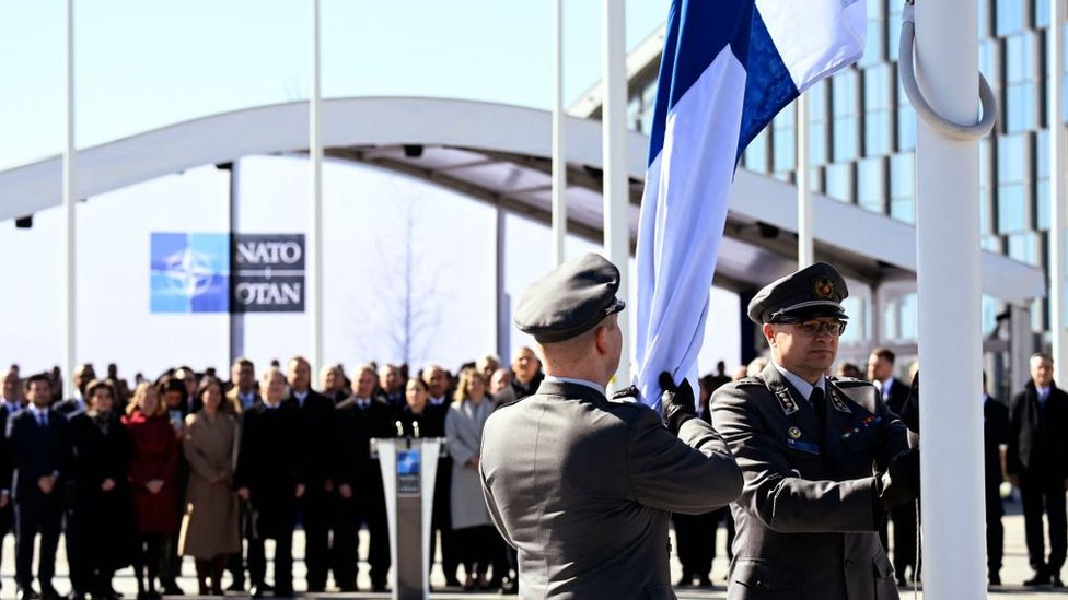 La bandera finlandesa ondea desde este mares en al sede de la OTAN en Bruselas.