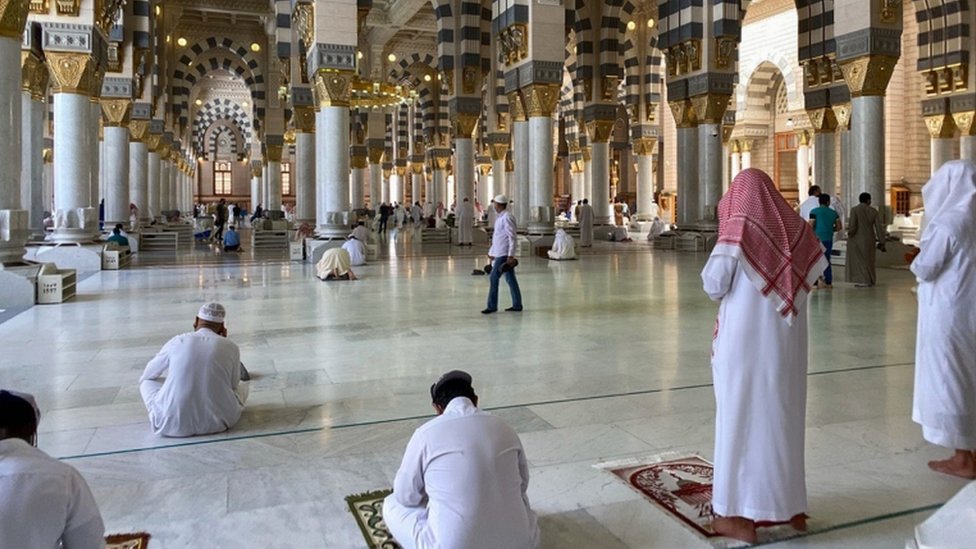Прихожане молятся в мечети Пророка в Медине после того, как она вновь открылась для прихожан в конце мая