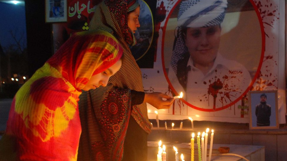 أعضاء من منتدى الشهداء في مدرسة الجيش الحكومية يضيئون الشموع إحياءً لذكرى شهداء إطلاق النار المأساوي على مدرسة الجيش العامة في أمان تشوك في 16 أبريل/نيسان 2015 في بيشاور ، باكستان.