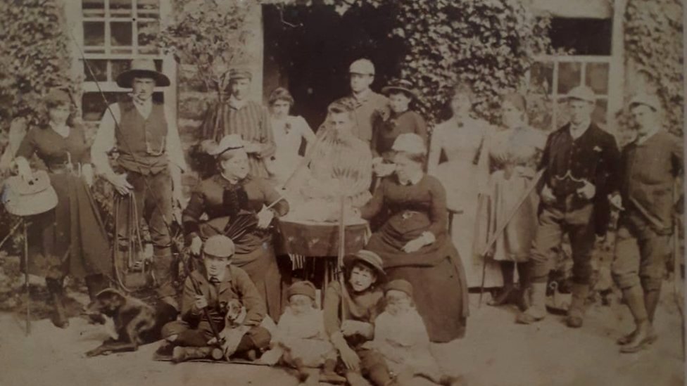 Семья Киркби в доме 1886 года
