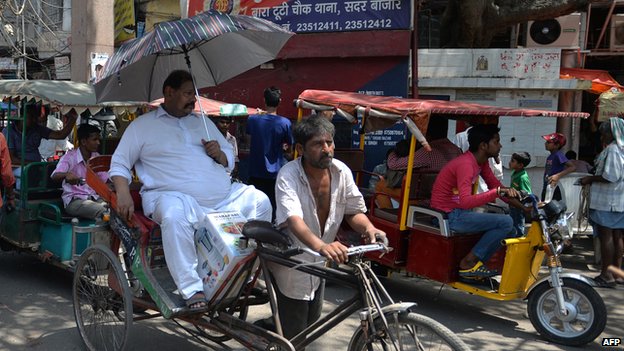 Индийский мужчина в рикше
