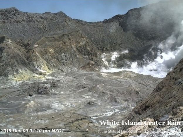 White Island'da patlamadan hemen önce kaydedilmiş bu gözetleme kamerası görüntüsünde kraterde insanlar gözüküyor
