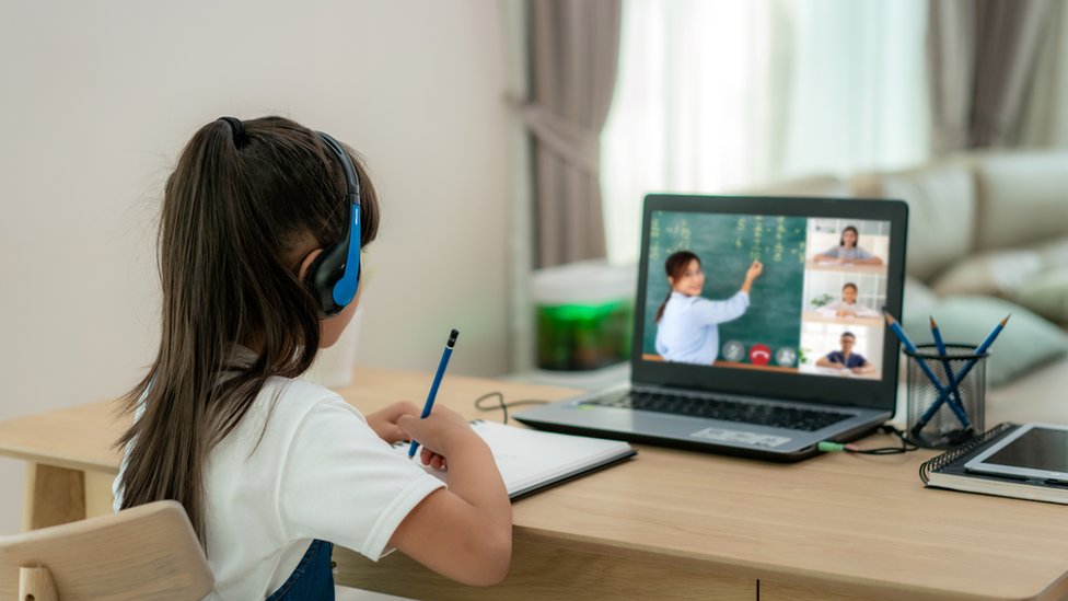 Niña en un aula virtual