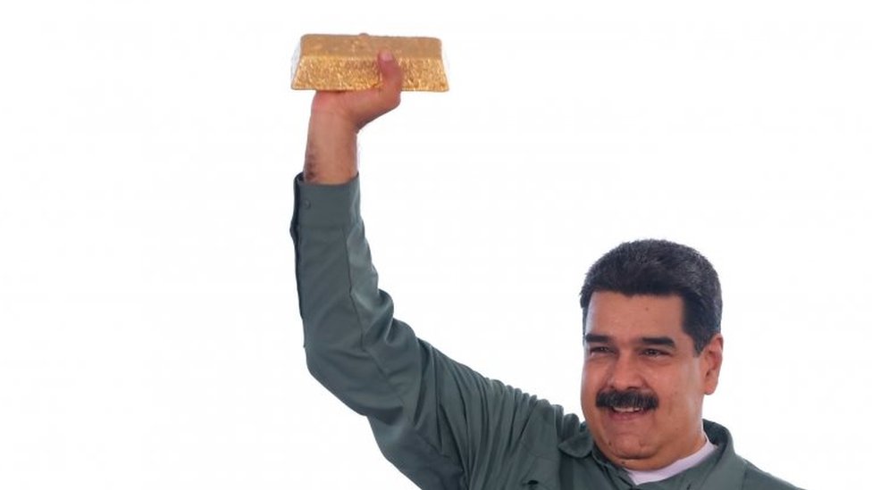 Maduro con un lingote de oro