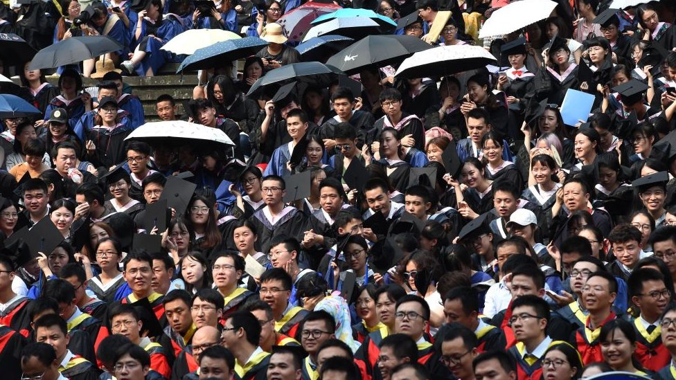 Miles de jóvenes se gradúan en todo el mundo durante este verano. graduación