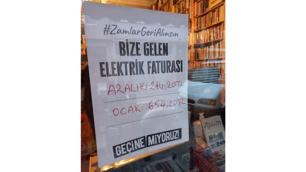 Kadıköy'de vitrine asılan elektrik faturası bilgisi