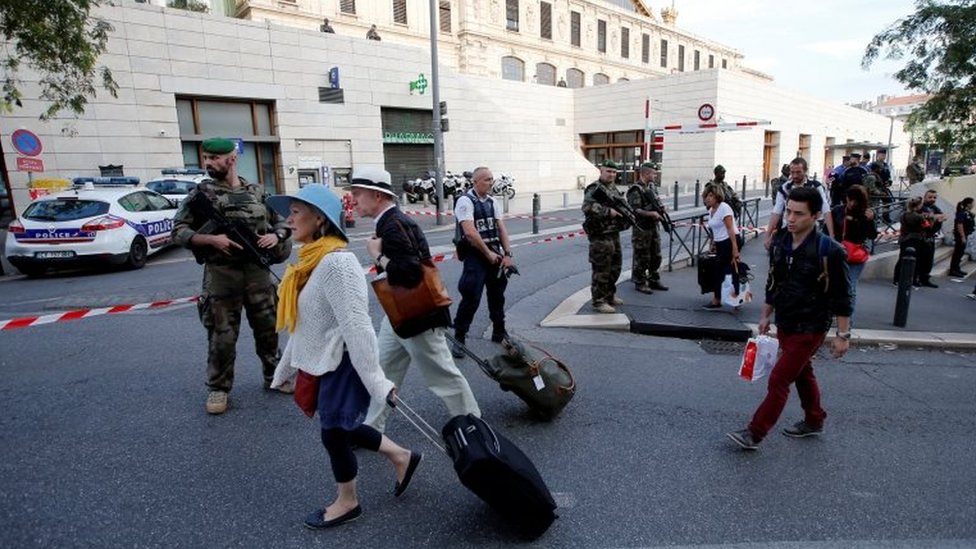 El ataque de este domingo en Francia sucede a una serie de atentados que sufrió el país en los últimos dos años. Turistas abandonan la estación de trenes Saint-Charles, en Marsella.