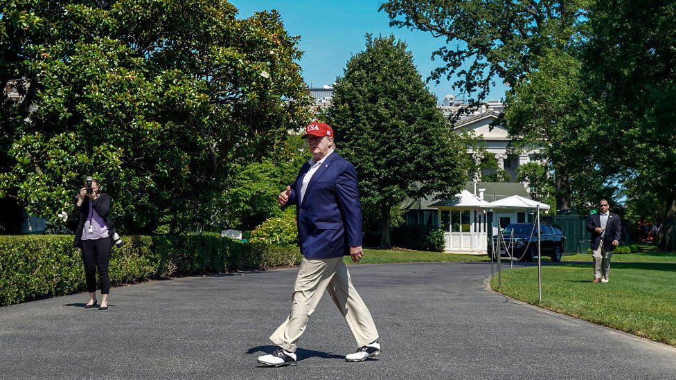 Трамп возвращается из президентской резиденции в Кэмп-Дэвиде в конце июня 2019 года
