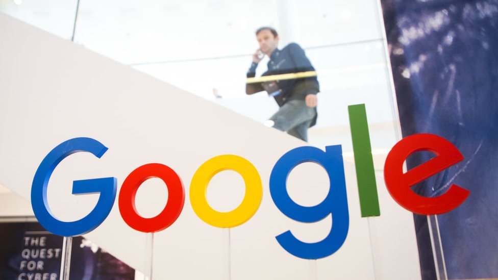 Мужчина смотрит на логотип Google