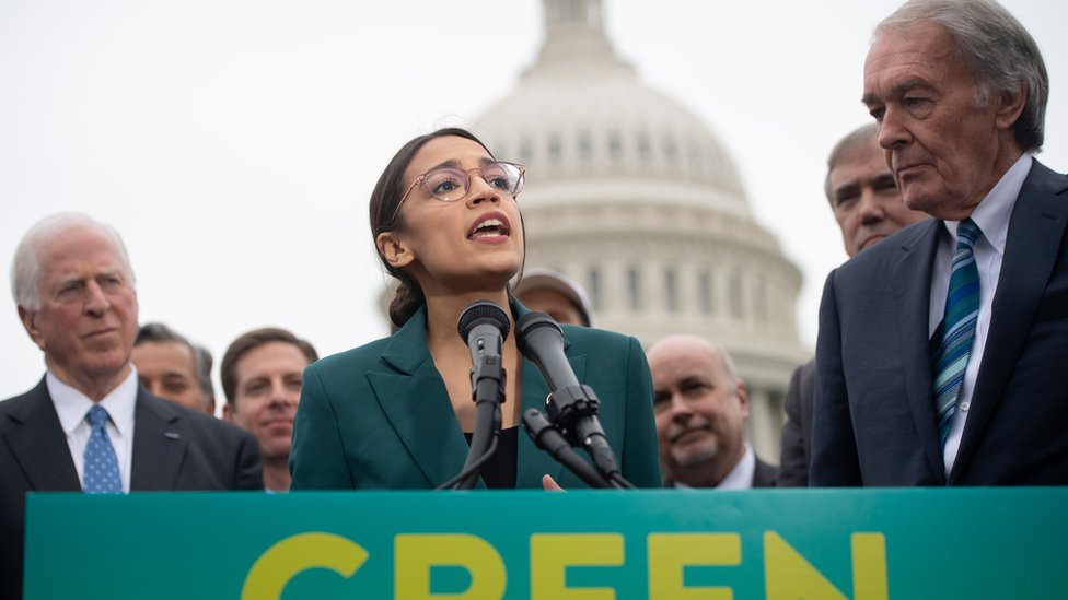 La congresista Alexandria Ocasio-Cortez y el senador Ed Markey (derecha) presentaron el Nuevo Acuerdo Verde el pasado febrero.