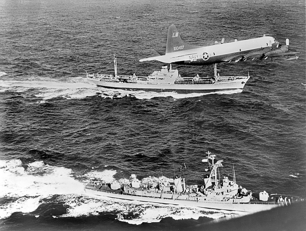 Un avión de EE.UU. y un buque militar escoltan a un barco soviético
